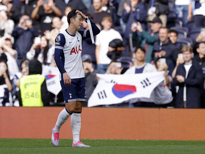 ▲ 손흥민이 유럽대항전에서 토트넘 역사를 쓰게 될까. 우승 가능성이 꽤 있는 UEFA 유로파리그 대진이 나왔다. 포트1에 배치됐던 토트넘은 AS 로마(이탈리아), 레인저스(스코틀랜드), 카라바흐(아제르바이잔), 갈라타사라이(튀르키예), 호펜하임(독일) 등과 한 조에 묶여 16강 진출 경쟁을 한다. 최근에 인터뷰에서 "내가 토트넘에 온 이유는 우승이다. 우승을 정말 원한다. 우승을 하게 되면 그때 레전드라고 불러도 좋다. 올 시즌은 특별한 시즌이 됐으면 좋겠다"라며 트로피를 열망한 손흥민이다 ⓒ연합뉴스/로이터