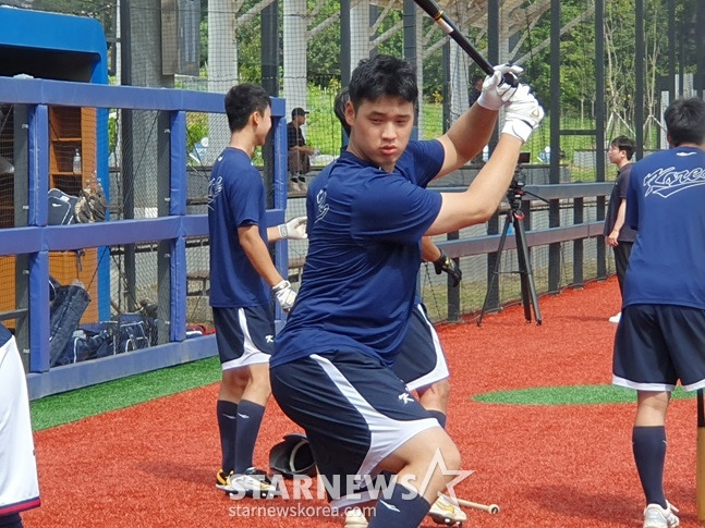 덕수고 정현우가 30일 부산 기장-현대차 드림 볼파크에서 열린 U-18 야구대표팀 훈련 마지막 날 타격훈련을 소화하고 있다. /사진=양정웅 기자