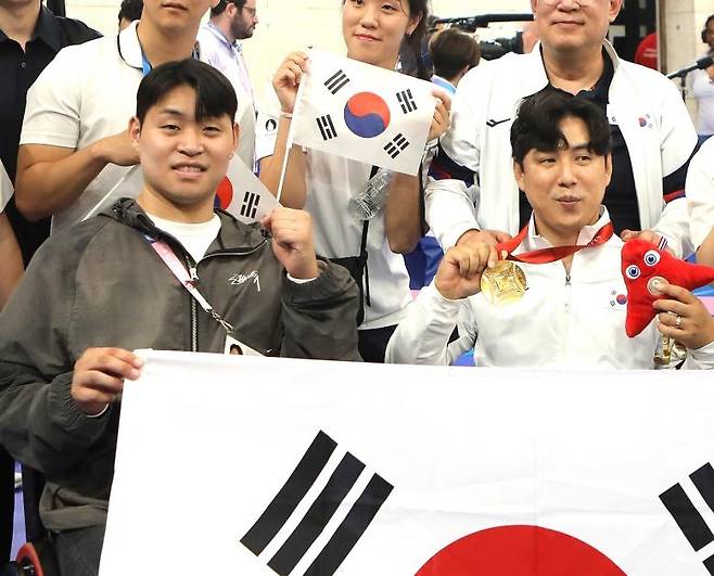 패럴림픽 현장 찾은 유연수 음주 운전 차량에 교통사고를 당해 장애인이 된 전 프로축구 선수 유연수(왼쪽)가 30일(한국시간) 2024 파리 패럴림픽 사격 종목이 열린 프랑스 샤토루 슈팅센터를 방문해 경기를 지켜본 뒤 한국 대표팀 선수들과 사진을 찍고 있다. [대한장애인체육회 제공. 재배포 및 DB 금지]