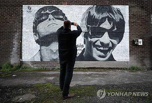 영국 맨체스터에 그려진 오아시스 벽화 [EPA 연합뉴스 자료사진. 재판매 및 DB 금지]