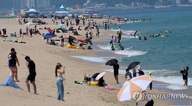 폐장한 경포해수욕장 찾은 피서객들 [연합뉴스 자료사진]