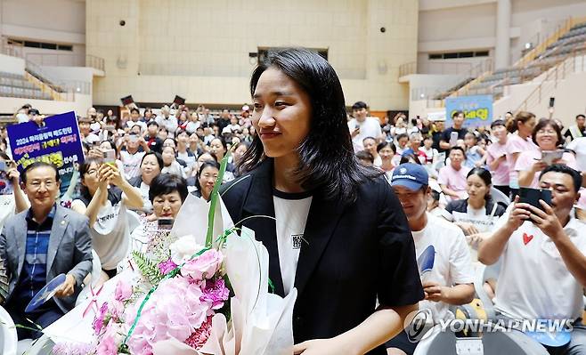 고향 나주 찾은 금메달리스트 안세영 (나주=연합뉴스) 정다움 기자 = 2024 파리올림픽 배드민턴 여자 단식 금메달리스트인 안세영이 31일 오후 고향인 전남 나주시 종합스포츠파크 다목적체육관에서 열린 환영 행사에서 시민들의 환호를 듣고 있다. 2024.8.31 daum@yna.co.kr