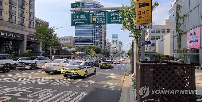 강남구 언주역 앞 도로침하 (서울=연합뉴스) 31일 서울 강남구 지하철 9호선 언주역 앞의 한 도로가 침하 돼 경찰이 교통을 통제하고 있다. 2024.8.31 [독자 제공. 재판매 및 DB 금지] photo@yna.co.kr