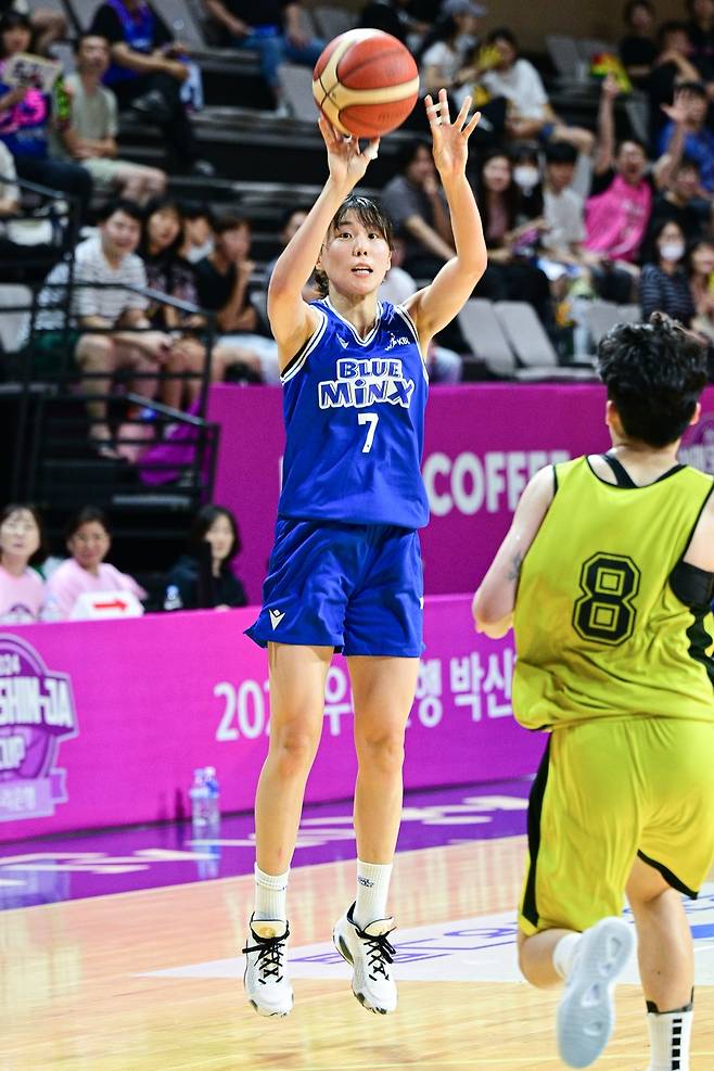 캐세이라이프 전에서 슛을 던지는 삼성생명 강유림 [WKBL 제공. 재판매 및 DB 금지]