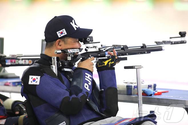 공기소총 간판 박진호(47·강릉시청)가 2024 파리 패럴림픽 한국 선수단에 두 번째 금메달을 안겼다. 3년 전 0.1점 차로 금메달을 놓친 한을 풀었다. 박진호는 31일(한국시간) 프랑스 샤토루 슈팅센터에서 열린 사격 R1 남자 10ｍ 공기소총 입사(스포츠등급 SH1) 결선에서 249.4점을 쏴 예르킨 가바소프(카자흐스탄·247.7점)를 제치고 우승을 차지했다.(대한장애인체육회 제공) 2024.8.31/뉴스1