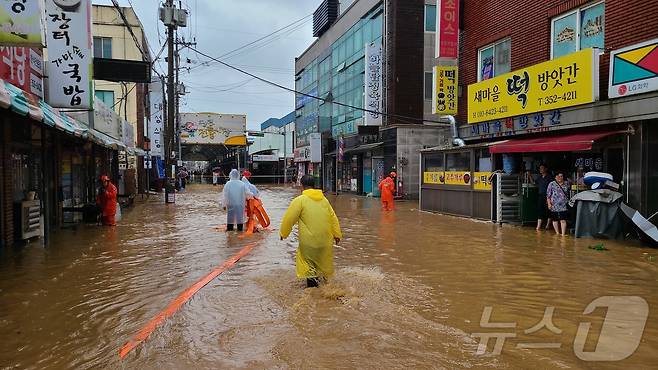 중부지방에 폭우가 내리고 있는 18일 충남 당진전통시장이 침수 돼있다. (당진시 제공)2024.7.18/뉴스1 ⓒ News1 최형욱 기자