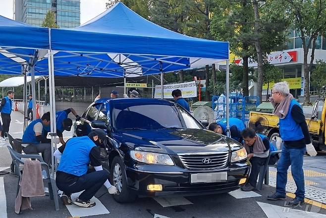 1일 대전 서구청 앞마당에서 대전자동차전문정비사업조합 주관으로 ‘추석 귀성 차량 무상점검’ 행사가 진행되고 있다. 2024.9.1 /뉴스1 ⓒNews1 최일 기자