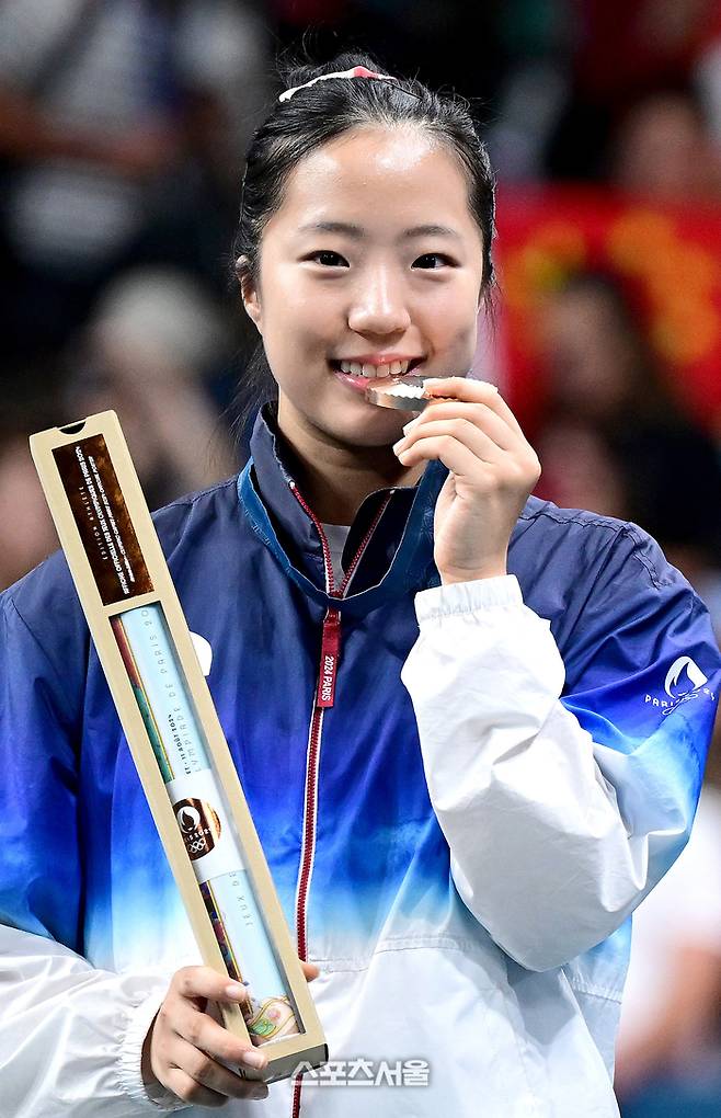 대한민국 탁구 국가대표 신유빈이 10일(한국 시간) 프랑스 파리 사우스 파리 아레나4에서 열린 2024 파리올림픽 탁구 여자 단체에서 동메달을 딴 뒤 시상대 위에서 포즈를 취하고 있다. 2024. 8. 10.   파리 | 박진업 기자 upandup@sportsseoul.com