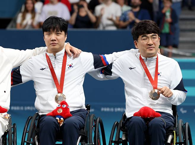 한국 탁구대표팀의 박진철-차수용 조가 2024년 파리패럴림픽에서 남자복식(MD4) 동메달을 목에 걸었다. 1일 새벽(한국시각) 프랑스 파리 수드파리 아레나4에서 열린 시상식에서 동메달을 목에 걸고 기념촬영을 하고 있는 박친절과 차수용(왼쪽부터) 대한장애인체육회 제공