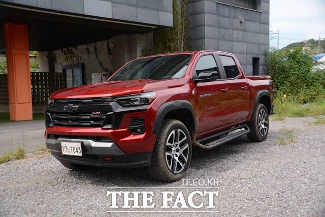 27일 경기도 남양주 한 캠핑장 앞에 쉐보레 픽업트럭 '올 뉴 콜로라도'가 전시돼 있다. /김태환 기자