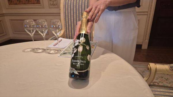 함규연 헤드 소믈리에가 샴페인에 대해 설명하고 있다.