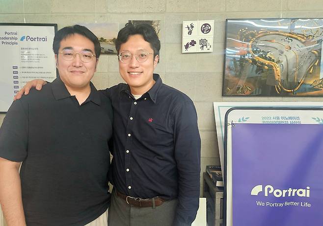 지난 23일 서울 종로구 포트래이 사옥에서 이대승 대표(오른쪽)와 나권중 이사가 포즈를 취하고 있다./염현아 기자