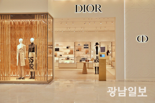 광주신세계 본관 1층에 리뉴얼 오픈한 프랑스 명품 브랜드 디올(Dior) 매장 전경