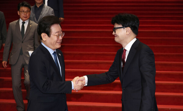 한동훈 국민의힘 대표와 이재명 더불어민주당 (왼쪽)가 1일 오후 국회에서 여야 대표 회담을 마친 뒤 인사하고 있다. 연합뉴스