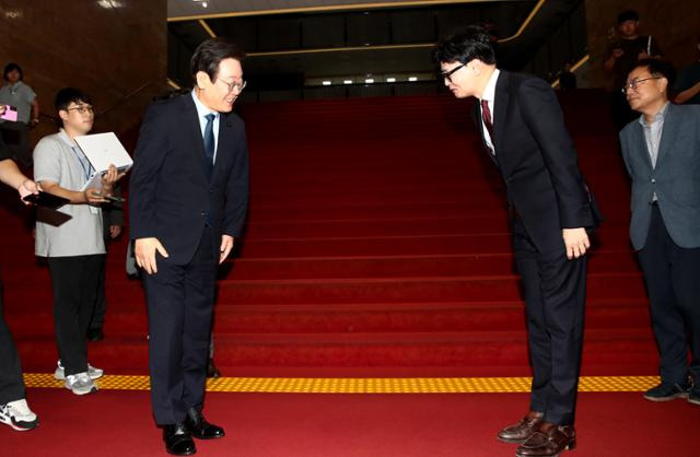 한동훈 국민의힘 대표와 이재명 더불어민주당 대표가 1일 오후 서울 여의도 국회에서 대표 회담을 마친 뒤 각자 대표실로 이동하기 앞서 인사하고 있다. 뉴스1