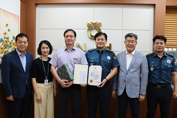 경주경찰서서 피싱 예방 유공 경주농협 직원에게 감사장을 수여했다. [사진=경주경찰서]