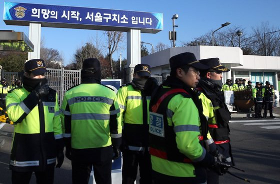 박근혜 전 대통령이 검찰의 옥중조사를 받은 2017년 12월 26일 오전 경기도 의왕시 서울구치소 입구. 중앙포토