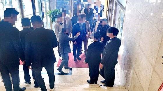 지난달 25일 오후 4시40분쯤 신20세기파 두목 결혼식이 열린 부산 K호텔에서 조직원으로 보이는 남성들이 하객을 맞이하러 나가고 있다. 석경민 기자
