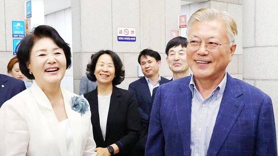 문재인 전 대통령과 김정숙 여사가 지난 6월 19일 광주예술의전당에서 열리는 임윤찬 피아노 리사이틀 공연 관람을 위해 이동하고 있다. 연합뉴스