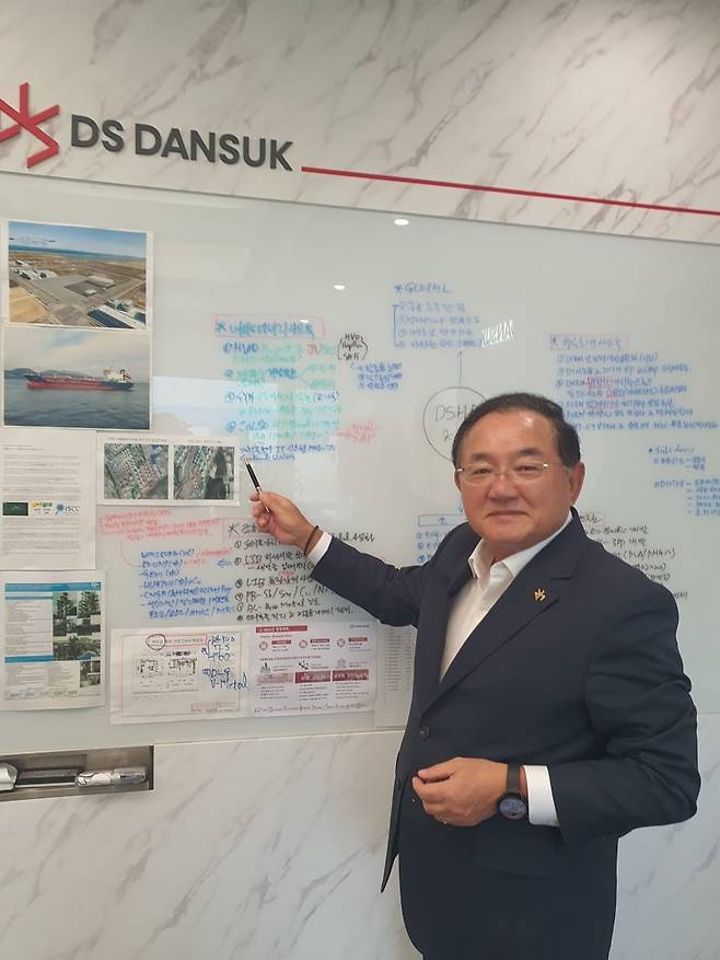 한승욱 회장이 DS단석 사업구조에 대해 설명하고 있다. 시흥=윤현주 기자