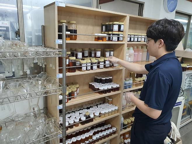 김제형 대리가 바이오디젤 샘플을 확인하고 있다. 시흥=윤현주 기자