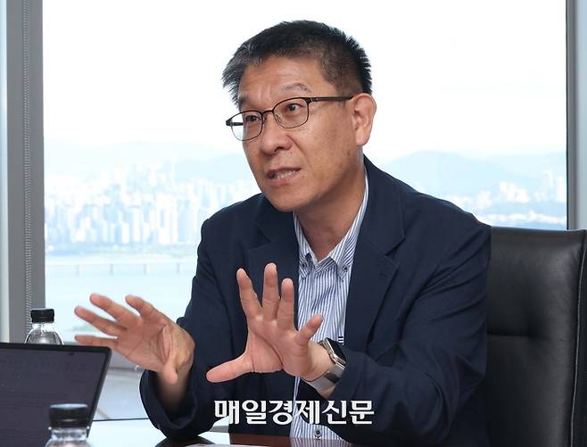 지난 29일 서울 여의도 LG에너지솔루션 본사에서 인터뷰하고 있는 김기수 한국배터리아카데미 원장. [사진=한주형기자]