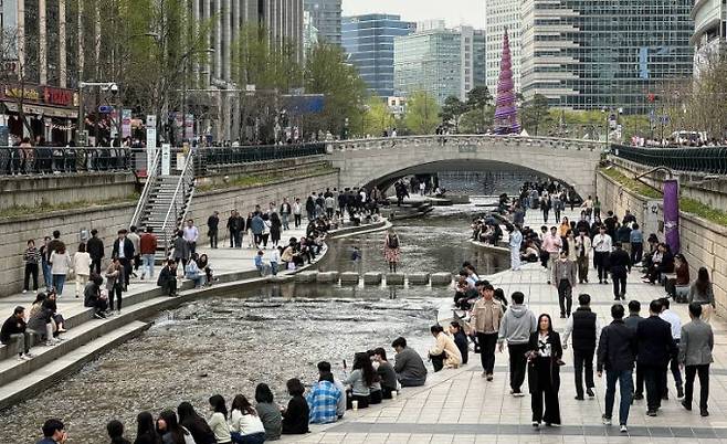 서울 청계천에서 점심시간 직장인 및 관광객들이 산책을 하고 있다./사진=뉴스1