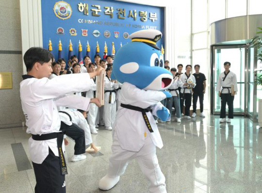 지난달 29일 해군작전사령부 본청에서 열린 국방부장관기 태권도대회 출정식에서 해작사 홍보대사 범이와 뿌기가 격파 시범을 보이고 있다. 해군작전사령부 제공