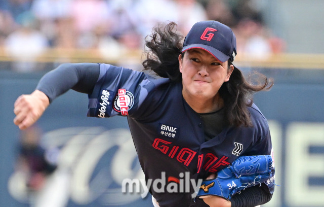 2024년 9월 1일 서울 잠실구장에서 '2024 신한 SOL Bank KBO리그, 롯데 자이언츠와 두산 베어스의 경기가 열렸다. 롯데 김원중이 9회말 역투하고 있다./잠실 = 유진형 기자 zolong@mydaily.co.kr