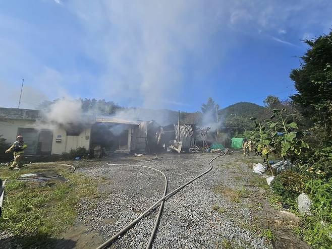 [서산=뉴시스] 지난달 31일 서산시 대산읍의 한 주택에서 불이 나 연기가 피어 오르고 있는 가운데 소방대원이 진화 준비에 나서고 있다. (사진=독자 제공) 2024.09.01. *재판매 및 DB 금지