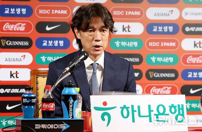 [서울=뉴시스] 추상철 기자 = 홍명보 축구대표팀 감독이 26일 오전 서울 종로구 축구회관에서 '2026 국제축구연맹(FIFA) 북중미월드컵 아시아지역 3차예선' 1, 2차전에 나설 대표팀 명단을 발표한 후 취재진의 질문에 답변하고 있다. 2024.08.26. scchoo@newsis.com