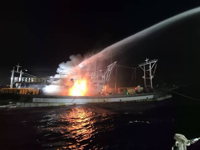 전북 부안 왕등도 앞바다에서 방생한 어선 화재를 해양경찰이 진화하고 있다. (사진=부안해경 제공) *재판매 및 DB 금지