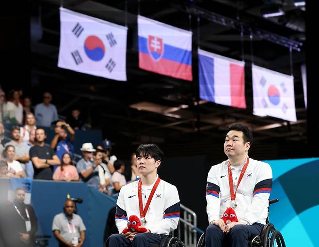 [파리=뉴시스] 사진공동취재단 = 장애인 탁구 대표팀 장영진(왼쪽), 박성주가 31일(현지시각) 프랑스 파리 사우스 파리 아레나에서 열린 2024 파리 패럴림픽 탁구 MD4 남자 복식 결승전에서 슬로바키아에 패한 뒤 은메달을 획득했다. 2024.08.30. photo@newsis.com *재판매 및 DB 금지