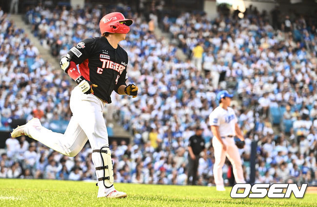 [OSEN=대구, 이석우 기자] 1일 대구삼성라이온즈파크에서 2024 신한 SOL 뱅크 KBO 리그 삼성 라이온즈와 KIA 타이거즈의 경기가 열렸다. 홈팀 삼성은 원태인이 방문팀 KIA는 스타우트가 선발 출전했다. KIA 타이거즈 나성범이 7회초 1사 우중월 동점 솔로 홈런을 치고 있다. 2024.09.01 / foto0307@osen.co.kr