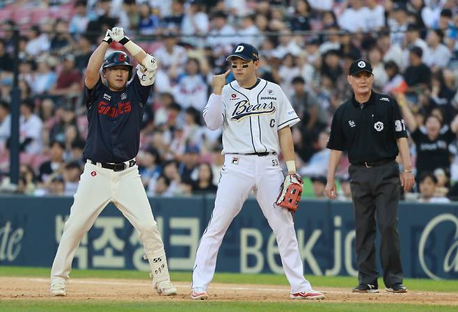 1일 서울 송파구 잠실야구장에서 열린 2024 KBO리그 롯데 자이언츠와 두산 베어스의 경기, 연장 12회초 2사 1,3루 롯데 정훈이 안타를 치고 기뻐하고 있다. 뉴시스