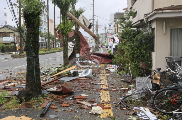 태풍의 영향으로 거리 곳곳이 파괴된 일본 미야자키 상황. 2024.8.29 로이터 연합뉴스