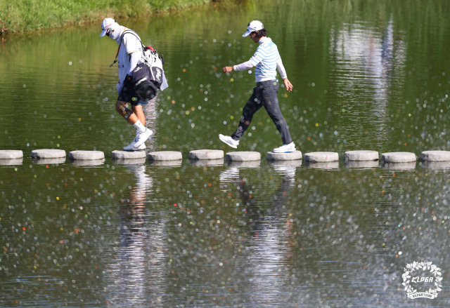 홀을 이동하고 있는 박지영. 사진 제공=KLPGA