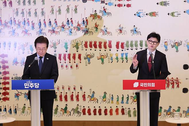 국민의힘 한동훈 대표가 1일 오후 국회에서 열린 채상병 특검법, 금융투자소득세 폐지, 전 국민 25만원 지원법 등을 논의하는 여야 대표회담에 앞서 발언하고 있다. ⓒ연합뉴스