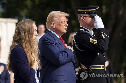 알링턴 국립묘지 참배하는 도널드 트럼프 전 미국 대통령 [AP=연합뉴스 자료사진. 재판매 및 DB 금지]