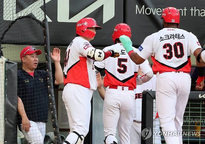 김도영 선제 투런홈런 (광주=연합뉴스) 조남수 기자 = 28일 광주기아챔피언스필드에서 열린 프로야구 SSG 랜더스와 KIA 타이거즈의 경기. KIA 1회말 1사 1루에서 3번타자 김도영이 투런홈런을 때리고 홈인한 뒤 이범호 감독의 환영을 받고 있다. 2024.8.28 iso64@yna.co.kr