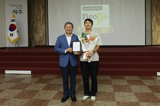 제주시장 감사패 전달식 사진. 왼쪽부터 김완근 제주시장과 네오플 총무팀 백무열 팀장(제공=네오플).