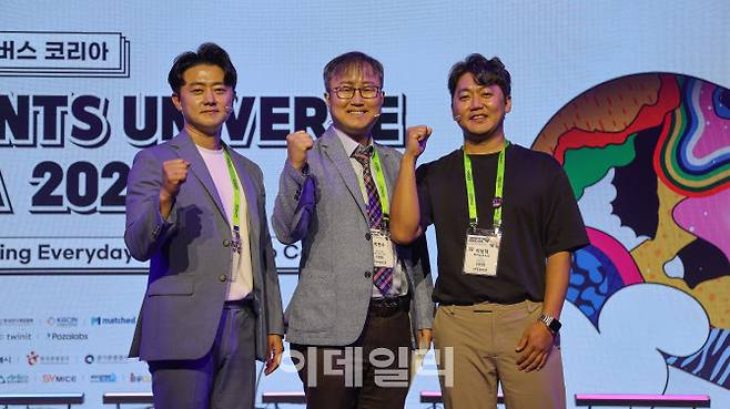 지난달 30일 경기도 고양시 일산 킨텍스 2전시장에서 열린 ‘2024 콘텐츠 유니버스 코리아’에서 김태훈 LG유플러스 광고커머스 사업단장(왼쪽부터), 박문수 화성시 홍보전략팀장, 이보혁 에피어코리아 이사가 기념촬영을 하고 있다. (사진=김명상 기자)