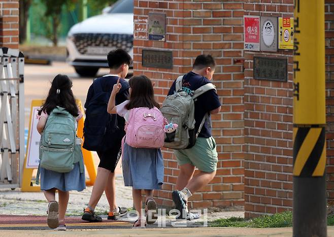 지난달 20일 오전 서울시내 한 초등학교에서 아이들이 등교하고 있다.(사진=뉴시스)