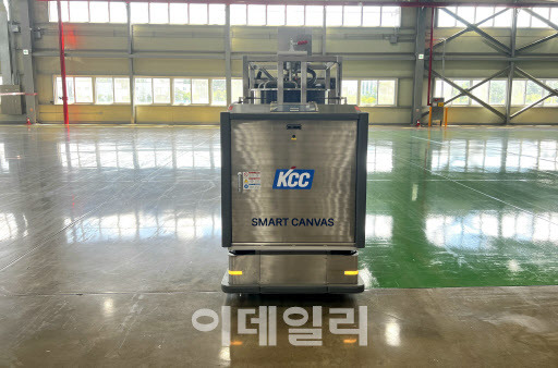 KCC 도장로봇 SMART CANVAS가 KCC 안성공장 바닥면을 로봇 전용 에폭시도료로 도장하고 있다 (사진=KCC)