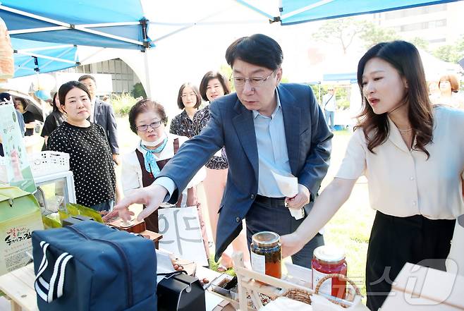 2일 전주시청 노송광장에서 '제1회 추석맞이 마음나눔 큰 장'이 개최됐다.(전주시 제공)2024.9.2/뉴스1