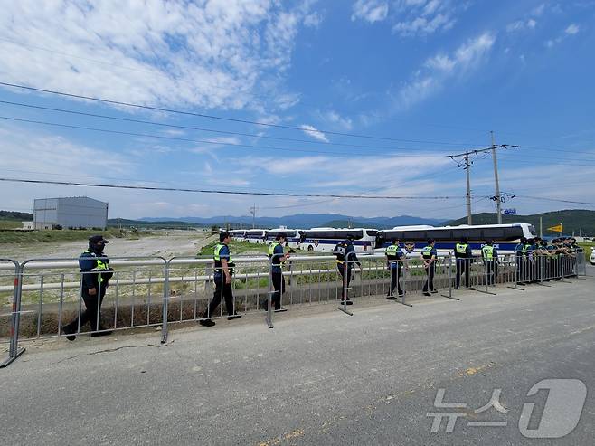 한·미 해군과 해병대의 대규모 연합상륙훈련인 ‘2024 쌍룡훈련’이 실시된 2일 경찰이 훈련장인 경북 포항시 북구 조사리 해안로에서 훈련 반대 집회를 원천 봉쇄하고 있다.2024.9.2/뉴스1 ⓒ News1 최창호 기자