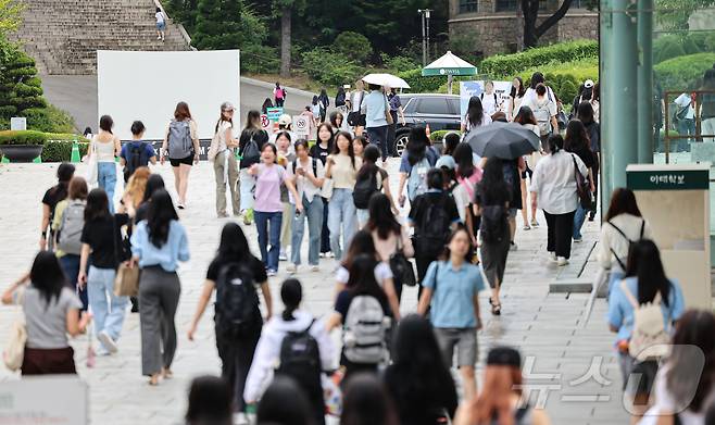 전국 대부분 대학 개강일인 2일 서울 시내 한 대학교 교정이 학생들로 붐비고 있다. 2024.9.2/뉴스1 ⓒ News1 김도우 기자