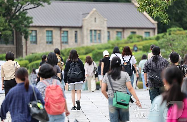 전국 대부분 대학 개강일인 2일 서울 시내 한 대학교 교정이 학생들로 붐비고 있다. 2024.9.2/뉴스1 ⓒ News1 김도우 기자