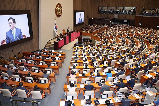 우원식 국회의장이 2일 오후 서울 여의도 국회 본회의장에서 열린 제22대 국회 개원식 겸 제418회 국회(정기회) 개회식에서 개회사를 하고 있다. 2024.9.2/뉴스1 ⓒ News1 신웅수 기자