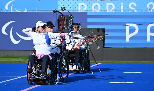 양궁 대표팀 김옥금과 박홍조가 2일(현지시간) 프랑스 파리 앵발리드에서 열린 2024 파리 패럴림픽 양궁 W1 혼성 단체전 동메달 결정전에서 이탈리아에 패하며 메달 획득에 실패했다. 사진 | 대한장애인체육회